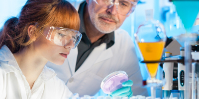 Especialista en Análisis de Muestras en el Laboratorio de Microbiología