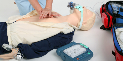 Curso en Atención Cardiovascular de Emergencia (ACE), Resucitación Cardiopulmonar (RCP) y Uso del Desfibrilador Automático (...